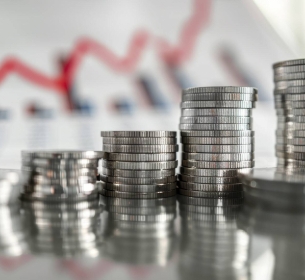 Inflação Global: Uma Análise Teórica das Causas Macroeconômicas